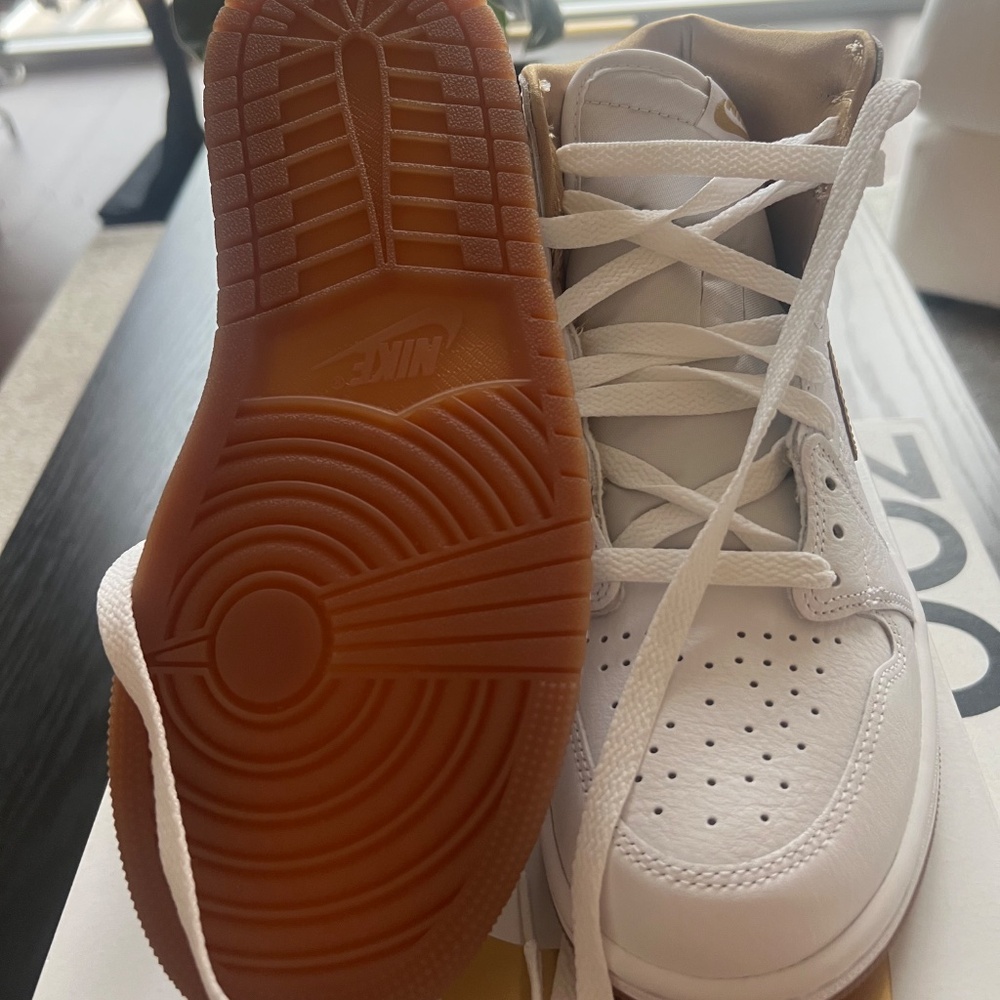 Air Jordan 1 Retro High OG "White and Gold" Women's Shoes - Picture 5 of 5